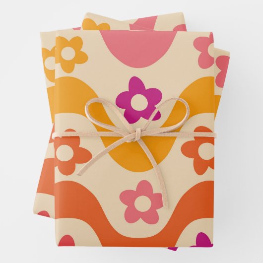 Zachte groovy bloemenpatroon op retro golven inpakpapier vel (In situ)