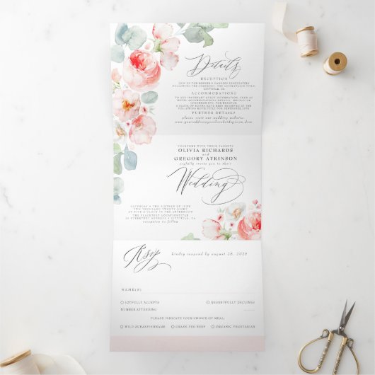 Zachte lichtroze Waterverf bloemen legante bruilof Drieluik Uitnodiging (Binnen)