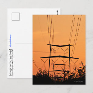 Zachte oranje zonsondergang over hoogspanningslijn briefkaart
