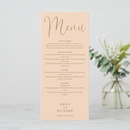 Zachte perzik kalligrafie script bruiloft menu (Staand voorkant)