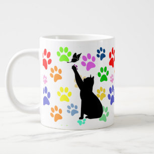 Zachte pootpatroon en kat die een vlinder achterna grote koffiekop