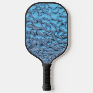 Zachte regendruppels op blauw glas pickleball paddle