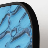 Zachte regendruppels op blauw glas pickleball paddle (Links Detail)