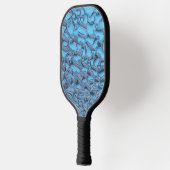 Zachte regendruppels op blauw glas pickleball paddle (Links)