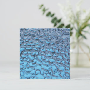 Zachte regendruppels op blauwe glas  