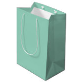 Zachte Turquoise Monogram Gift Bag Medium Cadeauzakje (Achterkant Gekanteld)