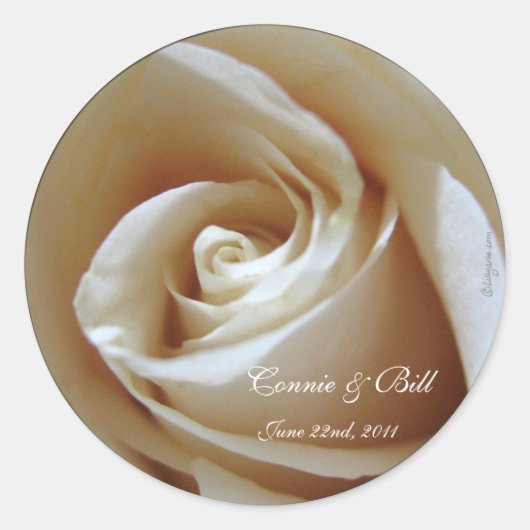 Zachte witte Rose Custom Wedding Envelope Seals Ronde Sticker (Voorkant)