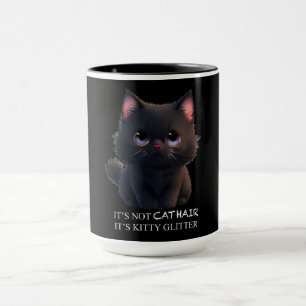 Zachte zwarte kat met een schattig uiterlijk mok