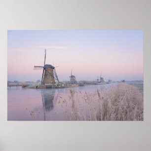 Zachter zonsopgang licht in de winter over windmol poster