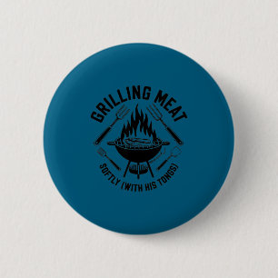 Zachtjes vlees grillen met een tang bbq citaat vad ronde button 5,7 cm