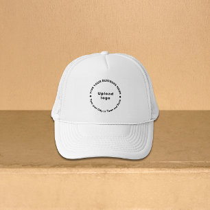 Zakelijk merk in ronde patroon tekst op trucker pet