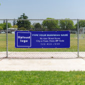 Zakelijk merk op blauwe lange banner (Insitu)