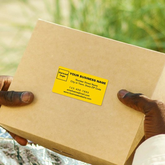 Zakelijk merk op geel verzendlabel