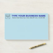 Zakelijk merk op kop van lichtblauw groot post-it® notes (Op bureau)
