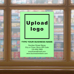 Zakelijk merk op licht groen venster vastklampen raamsticker