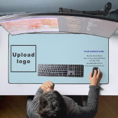 Zakelijk merk op lichtblauwe bureaumat