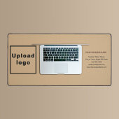 Zakelijk merk op lichtbruine bureaumat