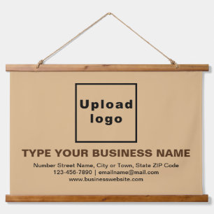 Zakelijk merk op lichtbruine rechthoek hangend wandkleed