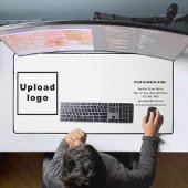 Zakelijk merk op witte bureaumat