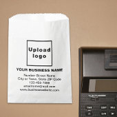 Zakelijk merk op witte papieren zak bedankzakje