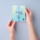 Zakelijke brochures over kinderen die aan het surf (Hand)