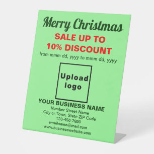 Zakelijke kerstverkoop op lichtgroen reclamebord met voetstuk