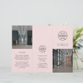 Zakelijke Logo Blush Pink Pamphlet Brochure (Staand voorkant)
