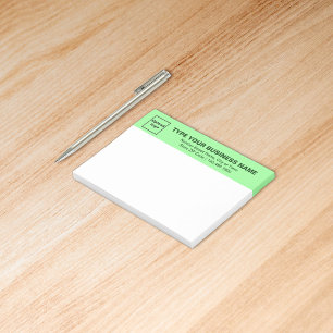 Zakelijke merknaam op lichtgroene kop van rechthoe post-it® notes