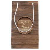 Zakje met bruiloftfavor voor op een rustieke houte (Voorkant)