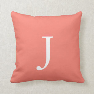 Zalmkleurige monogram sierkussen