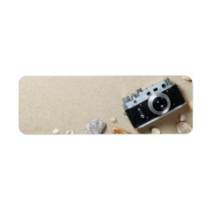 Zand Achtergrond. Concept met oude retrocamera Etiket