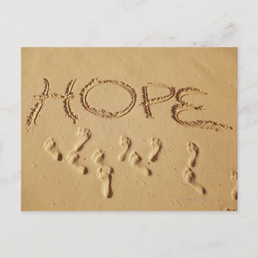 Zand die 'Hope' schrijft op het strand met de Briefkaart (Voorkant)