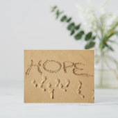Zand die 'Hope' schrijft op het strand met de Briefkaart (Staand voorkant)