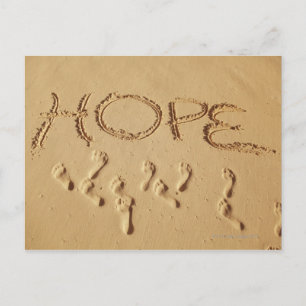 Zand die 'Hope' schrijft op het strand met de Briefkaart