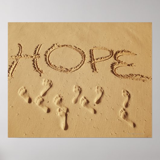 Zand die 'Hope' schrijft op het strand met de Poster (Voorkant)