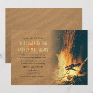 Zand en brand Bonfire Beach Wedding Invitations Kaart