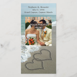 Zand schrijven op het strand, in elkaar grijpende  save the date