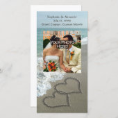 Zand schrijven op het strand, in elkaar grijpende save the date (Voorkant / Achterkant)