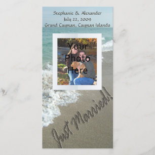 Zand schrijven op het strand, net getrouwd aankondiging