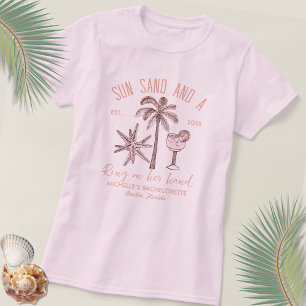 Zand, Zon En Een Ring Aan Haar Hand Bruidsmeisje T-shirt