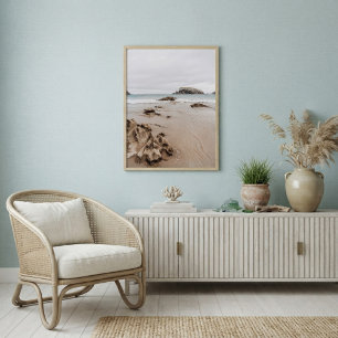 Zandige kust met rotsen, sombere oceaan esthetiek poster