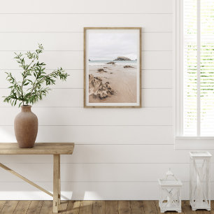 Zandige kust met rotsen, sombere oceaan esthetiek poster