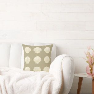 Zandkleurige beige sierkussen met schelpdesign