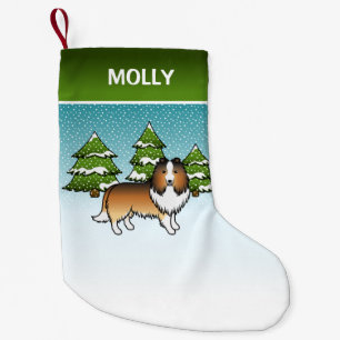 Zandkleurige Sheltie Cartoon Hond In Winter & Naam Kleine Kerstsok
