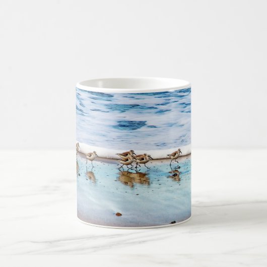 Zandpiers die langs de strand lopen koffiemok (Center)