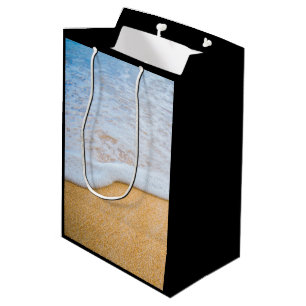 Zandstrand met schuimende branding medium cadeauzakje