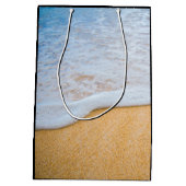 Zandstrand met schuimig Surf Medium Cadeauzakje (Achterkant)