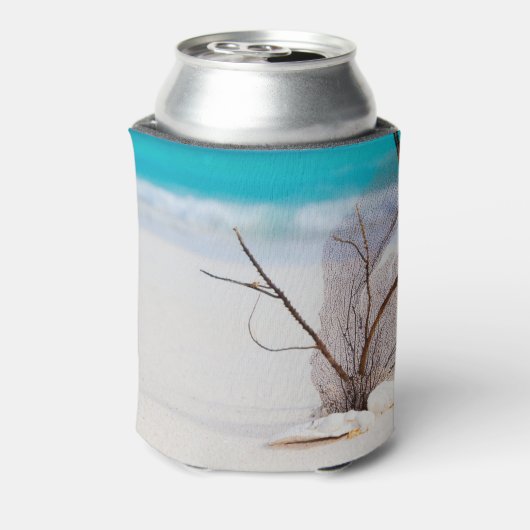 Zandstrand met witte schelpen blikjeskoeler (Blikje Achterkant)