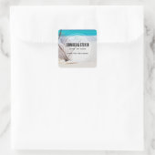 Zandstrand met witte zeeschelpen bruiloft vierkante sticker (Tas)