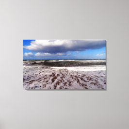 Zandstrand, wolken in de blauwe lucht. schilderen. canvas afdruk